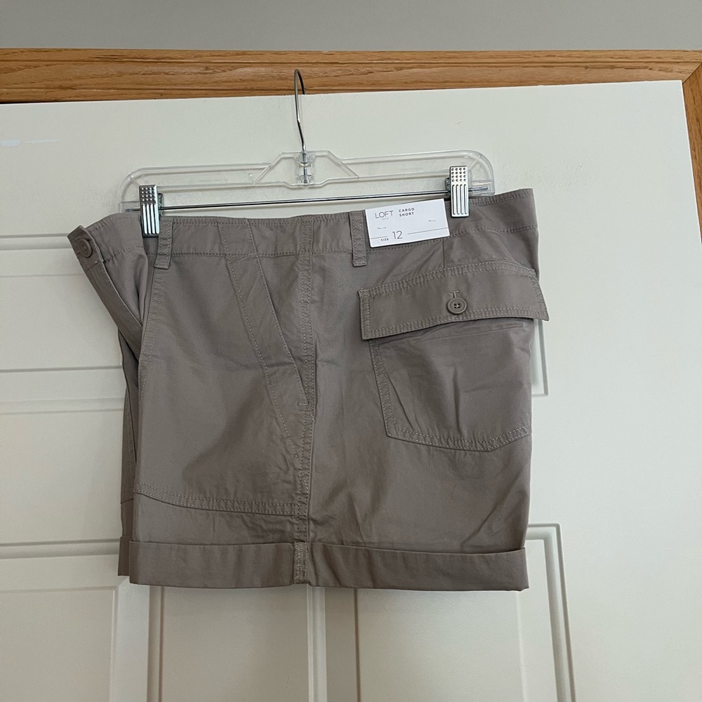 New women’s Loft Outlet tan cotton cuffed cargo shorts. Everyday casual. Size 12 - Picture 3 of 13